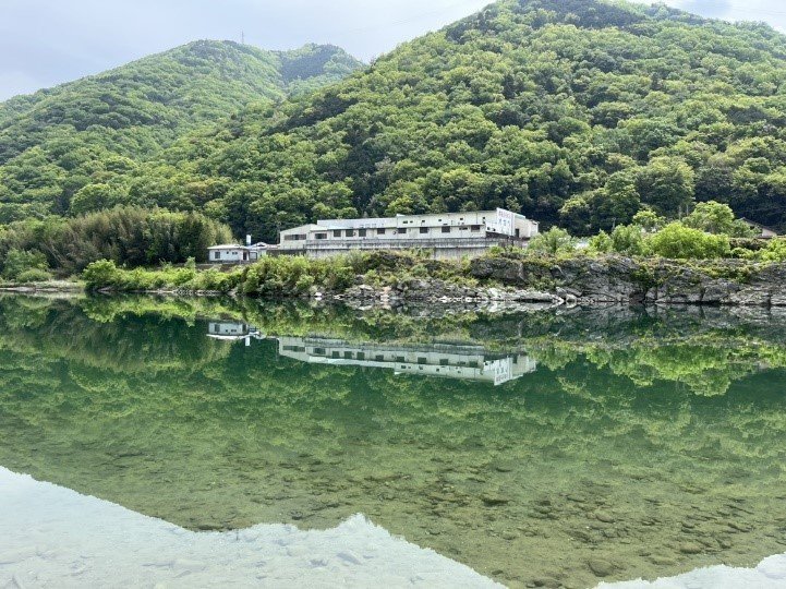 半田地区の製麺所と水面の風景