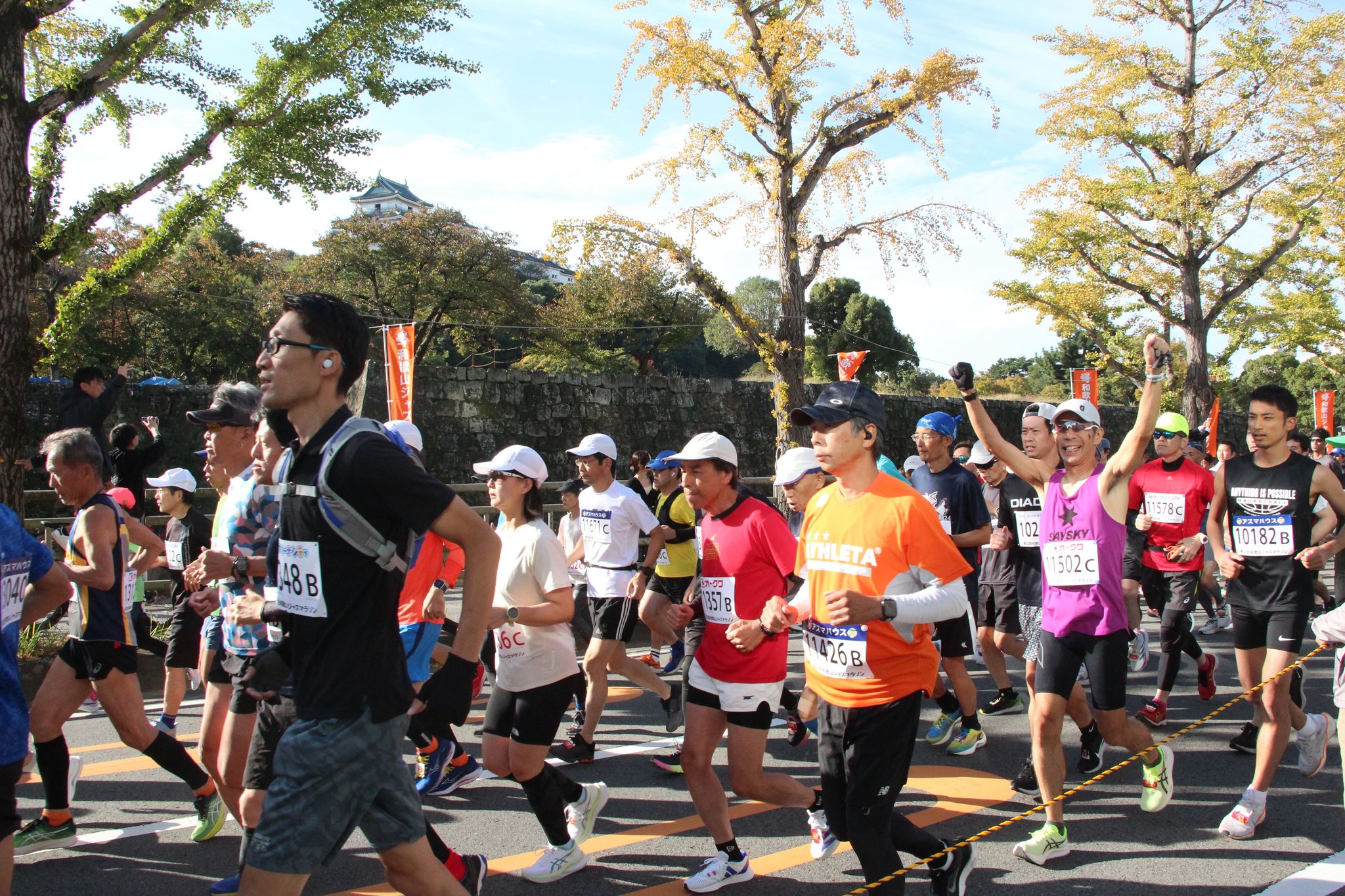 和歌山城を背景にスタートするランナーたち