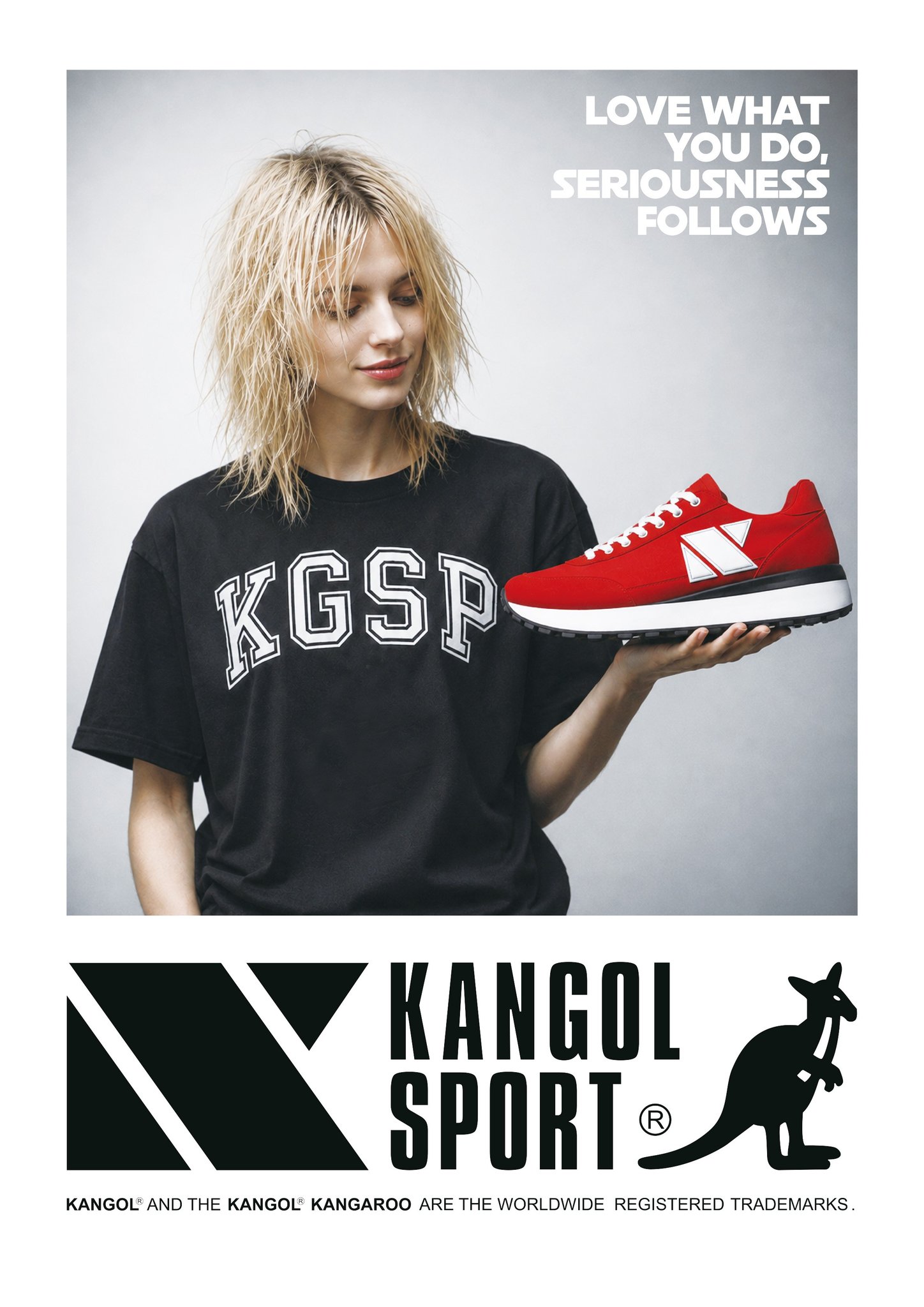 KANGOL SPORTスニーカーとKGSPロゴTシャツのモデル