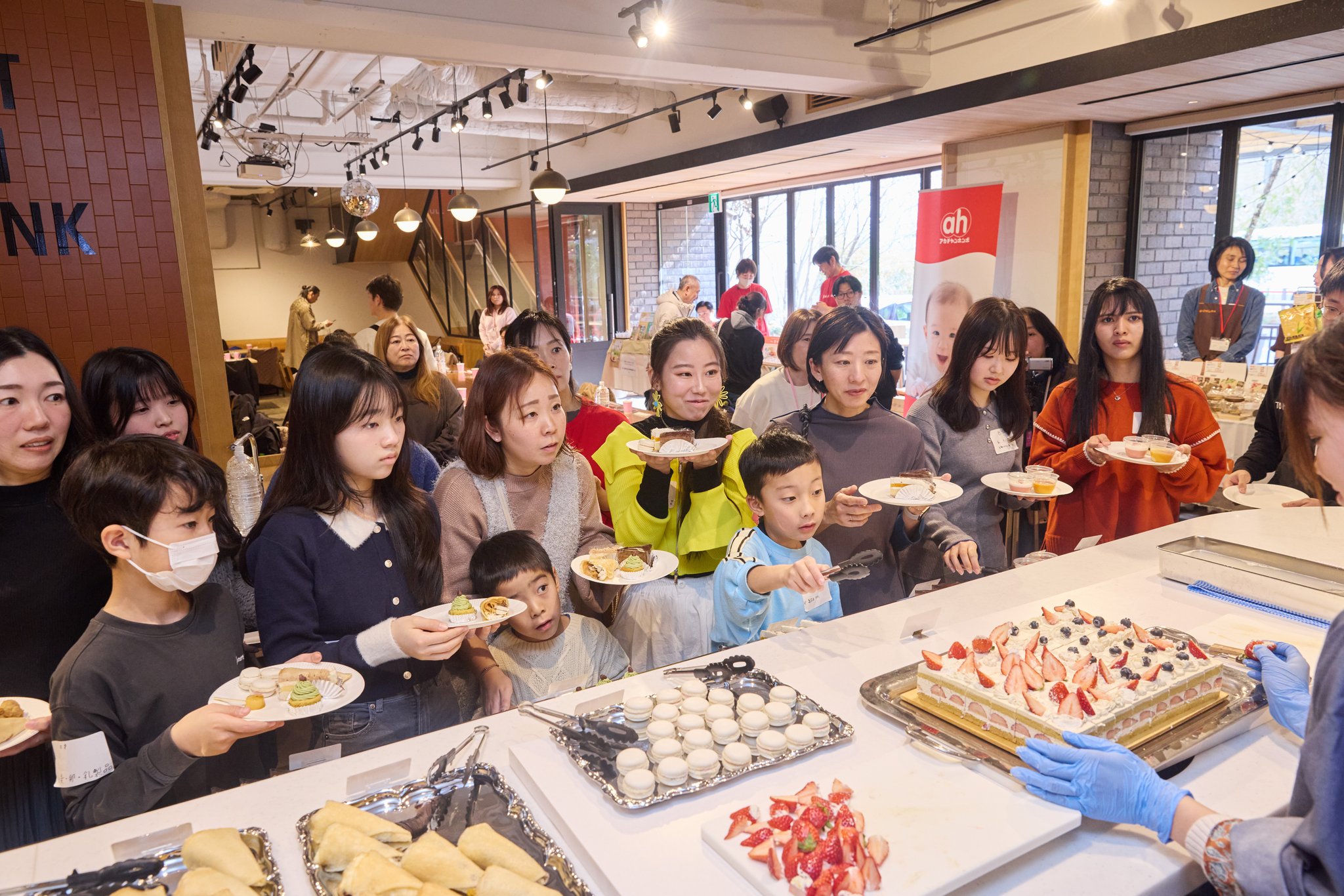 マカロンやいちごショートケーキが並ぶデザートコーナー