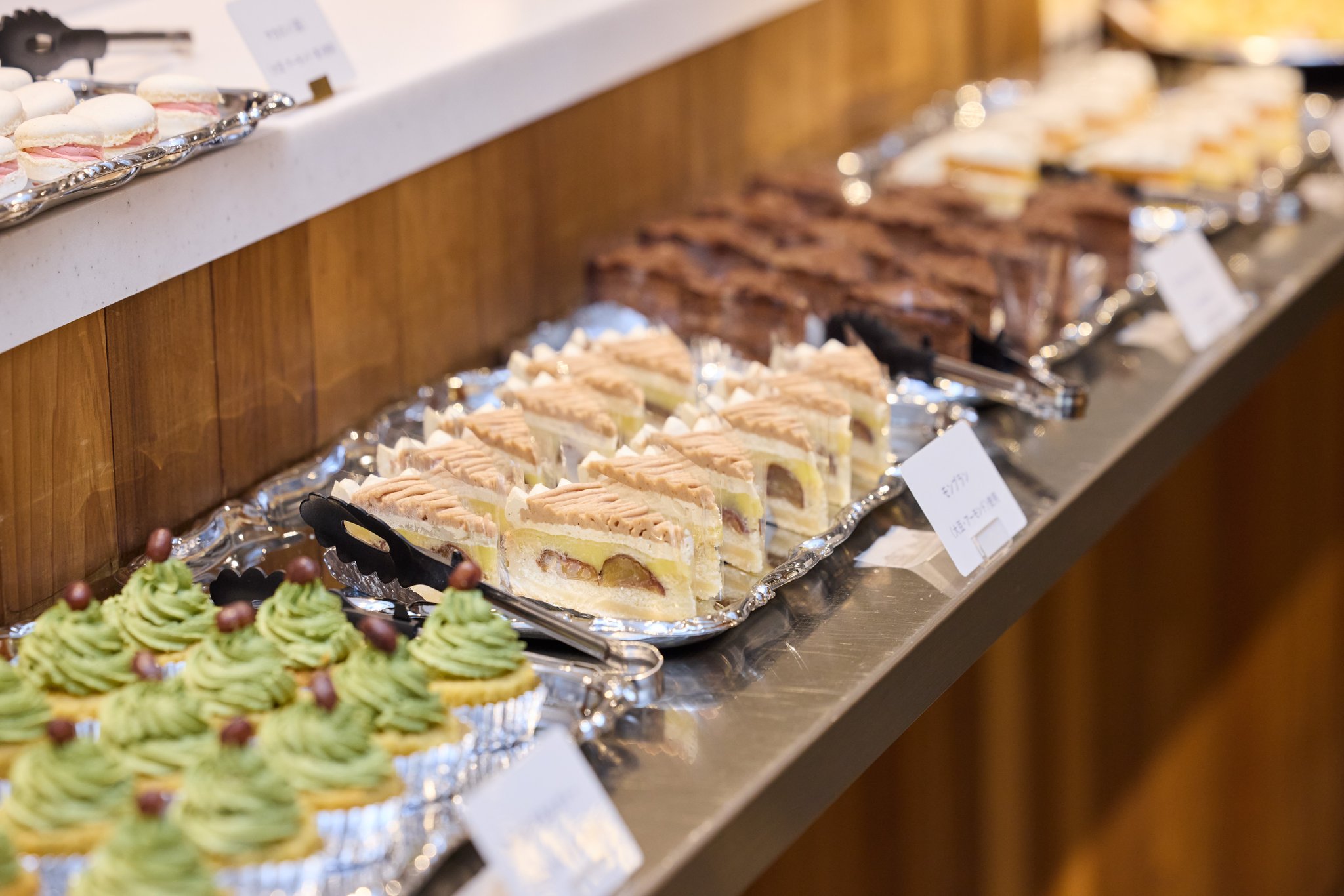 モンブラン風ケーキやカップケーキが並ぶスイーツコーナー