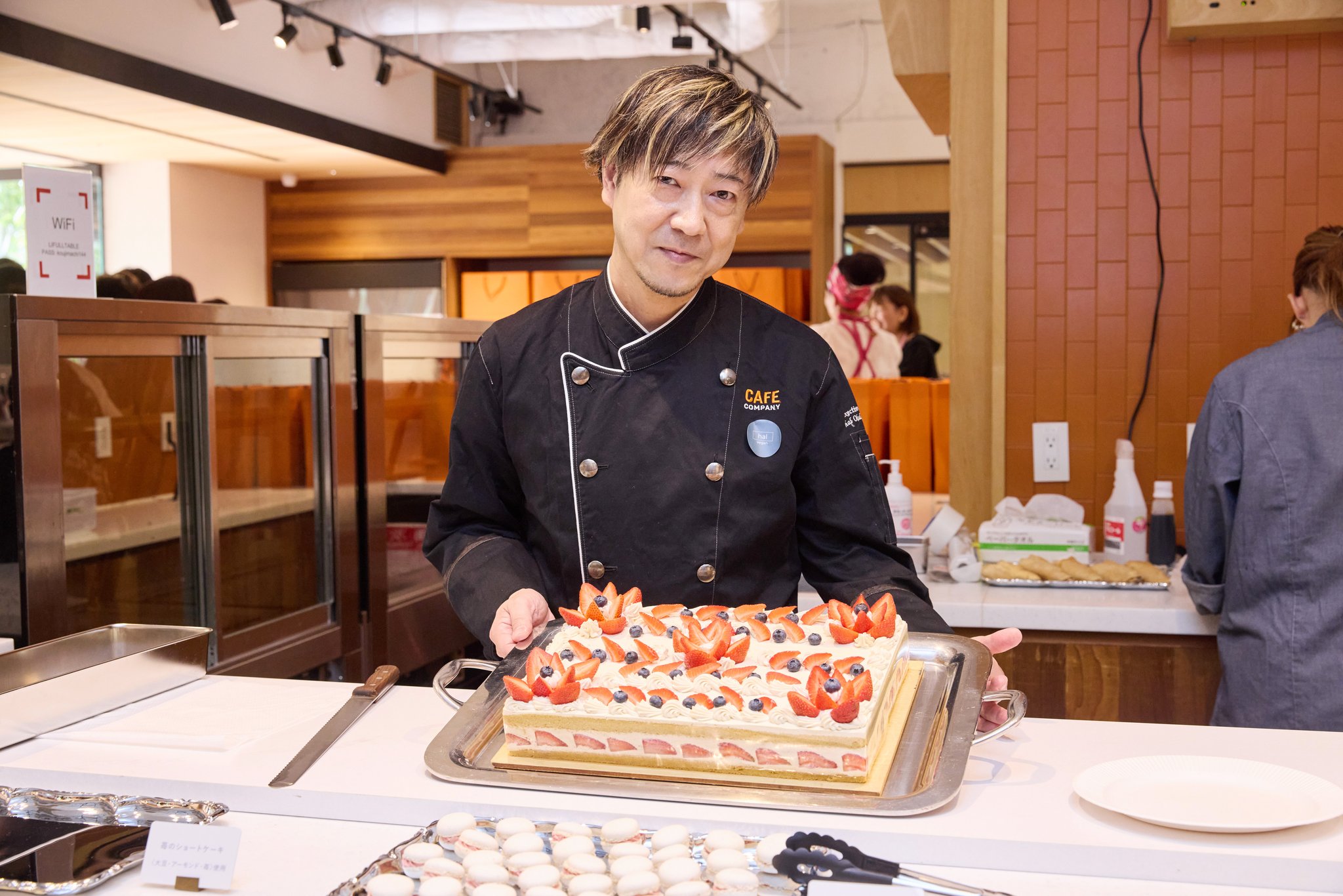 「CAFE COMPANY」のシェフコートを着たスタッフとケーキ