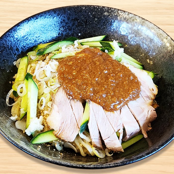 肉味噌ときゅうりをのせたじゃじゃ麺風の限定麺