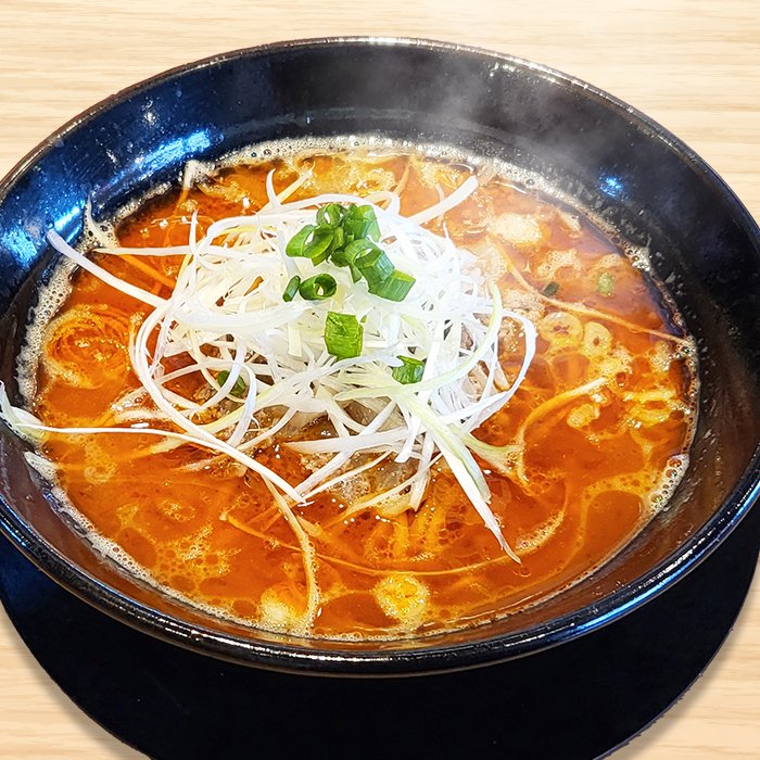 白髪ねぎをのせた辛味スープのらーめん