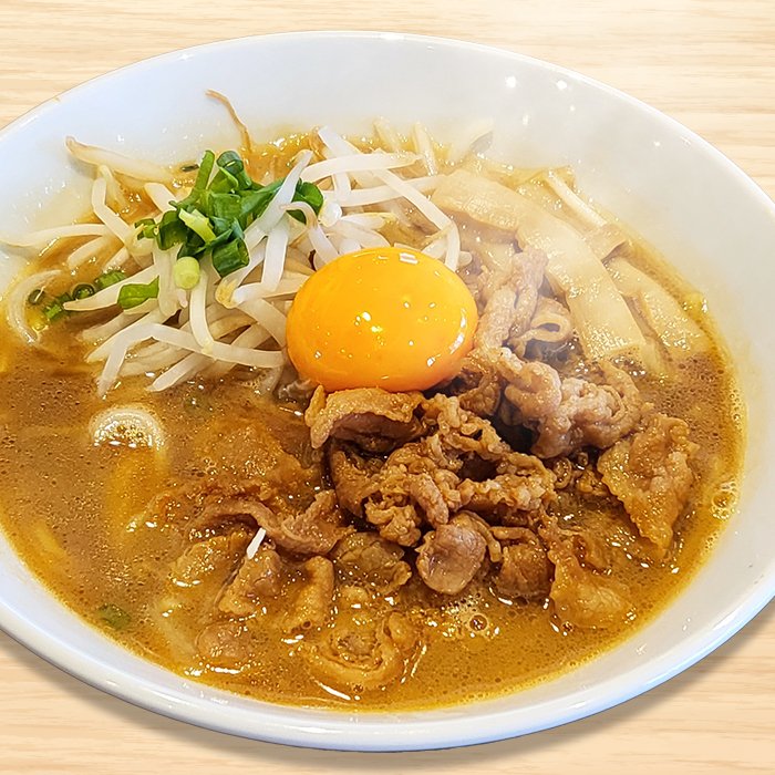 生卵黄と豚肉をのせた辛味噌らーめん