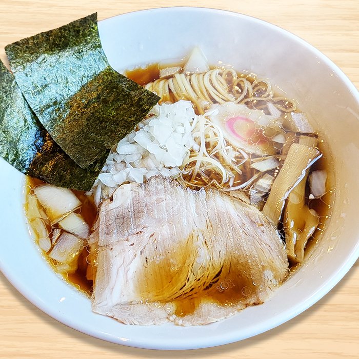 焼き海苔とチャーシューをのせた醤油らーめん