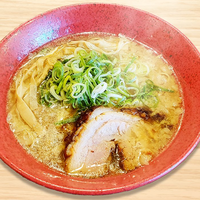 白髪ねぎとチャーシューをのせた醤油らーめん