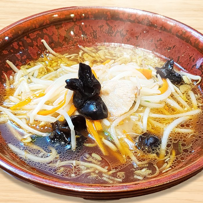 もやしと黒キクラゲをのせた醤油らーめん