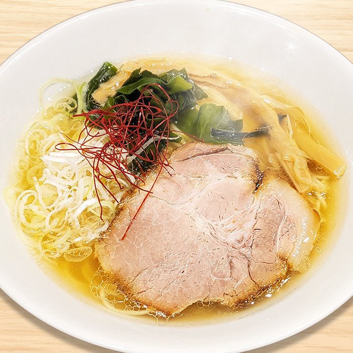 糸唐辛子と厚切りチャーシューをのせたらーめん