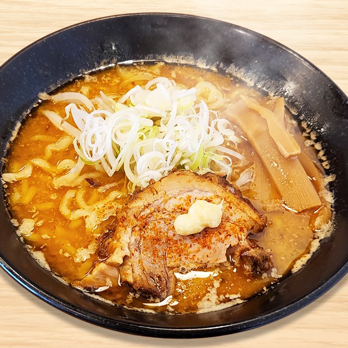 白髪ねぎと辛味だれをのせたチャーシュー麺