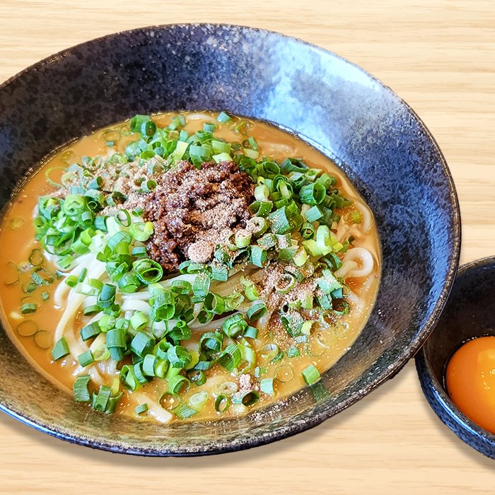 味噌スープと挽き肉味噌をのせた限定麺