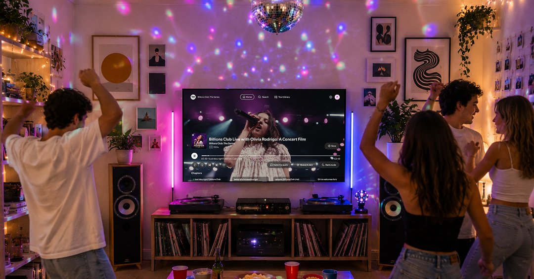 大画面テレビにSpotifyアプリ画面を表示したハイセンス製スマートテレビ