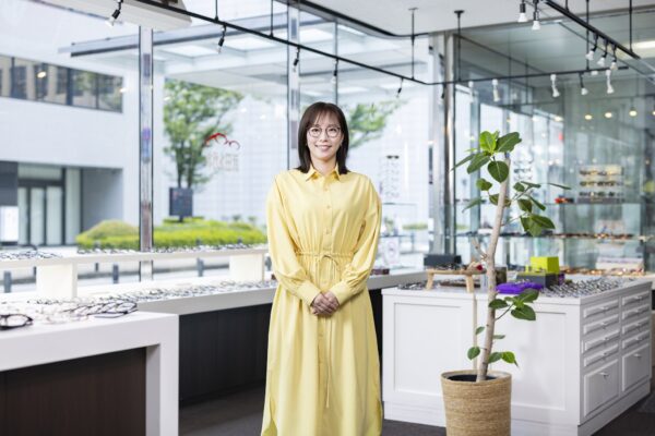 武田メガネ店内での1枚(石川佳純さん)