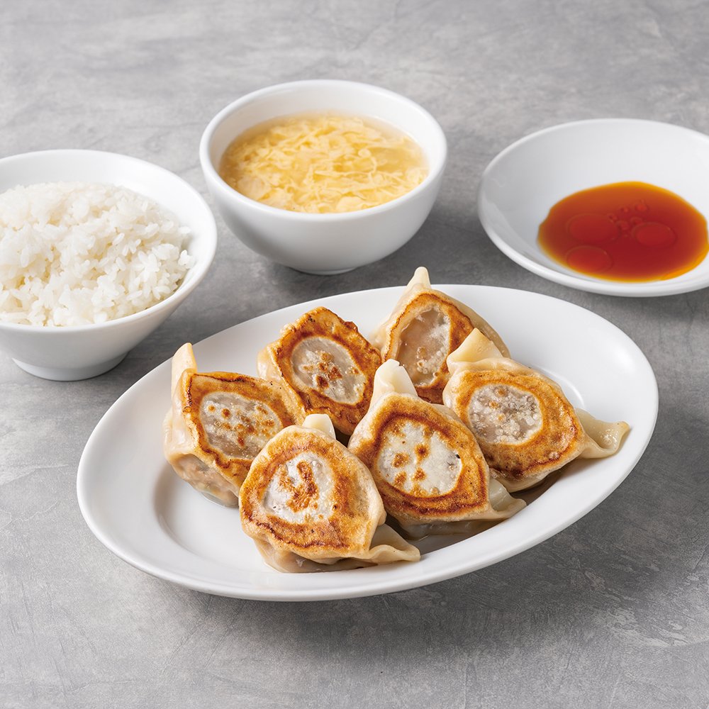 「大餃子定食」の餃子とご飯、卵スープのセット