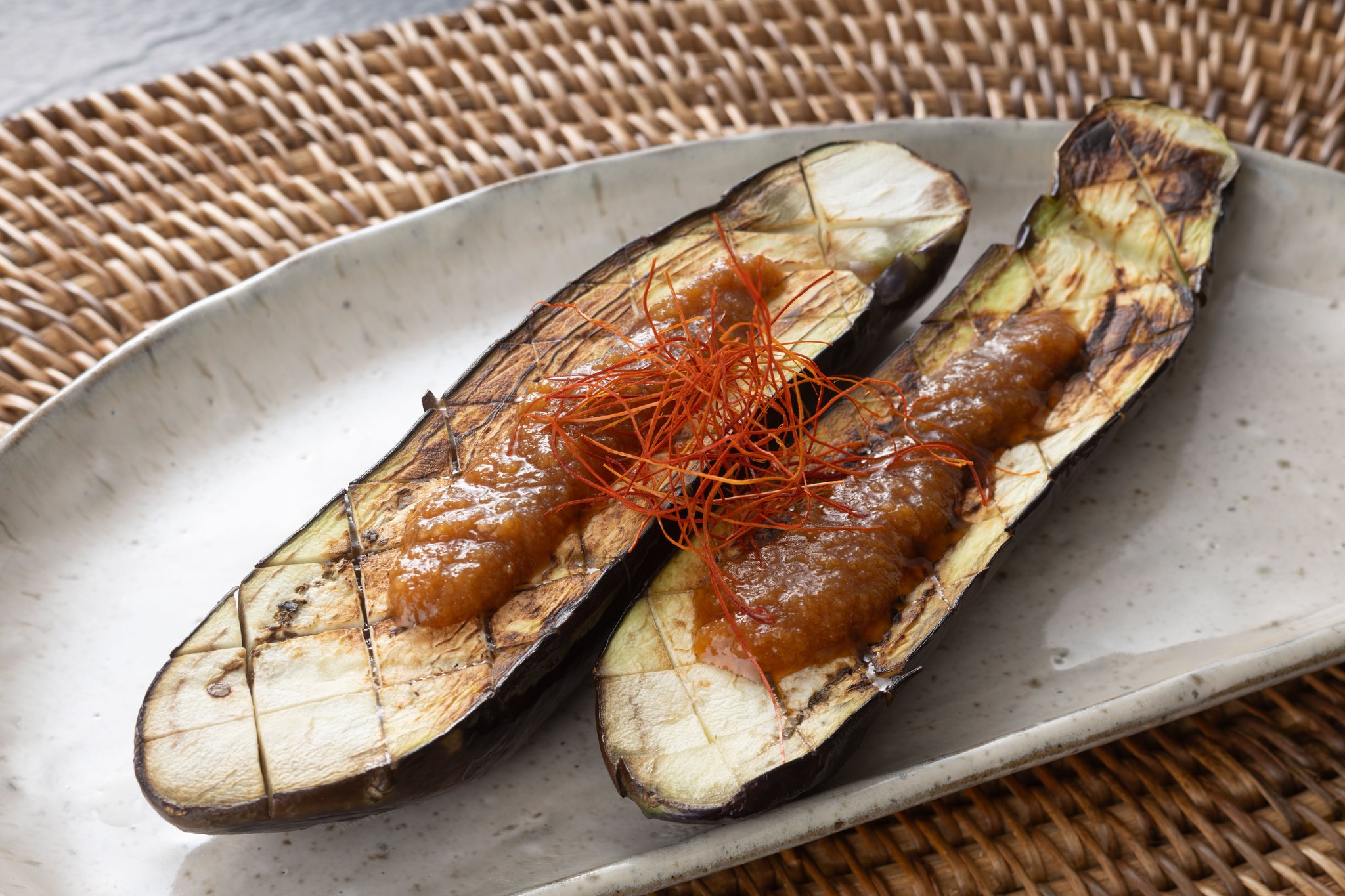 焼きなすにかけた生姜だれと糸唐辛子
