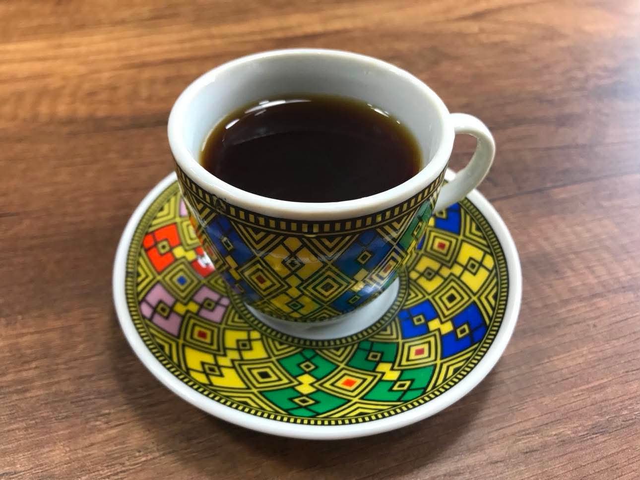 民族調の柄のカップ&ソーサーに注がれたコーヒー
