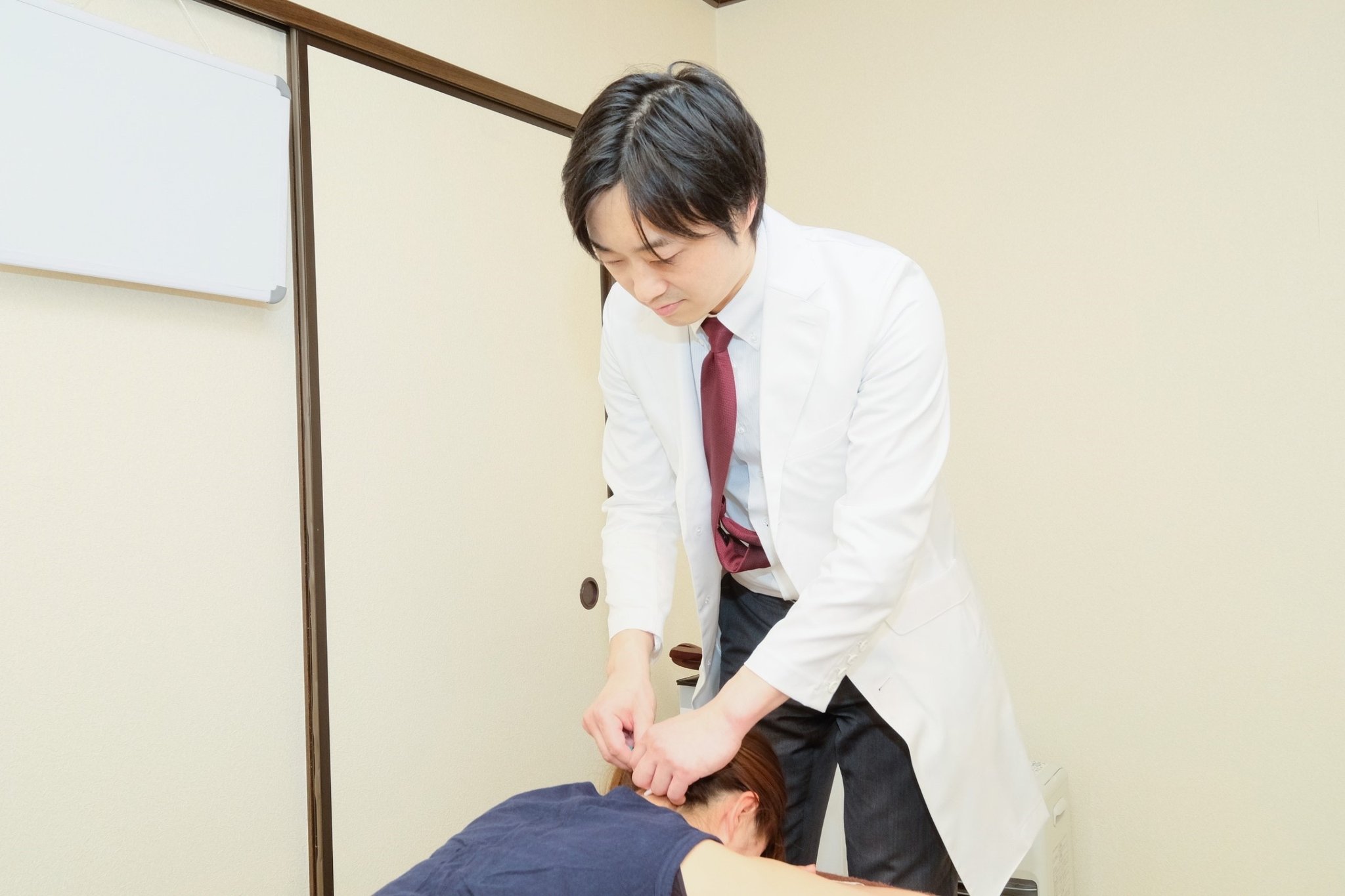 澤田鍼灸院の首元への鍼施術