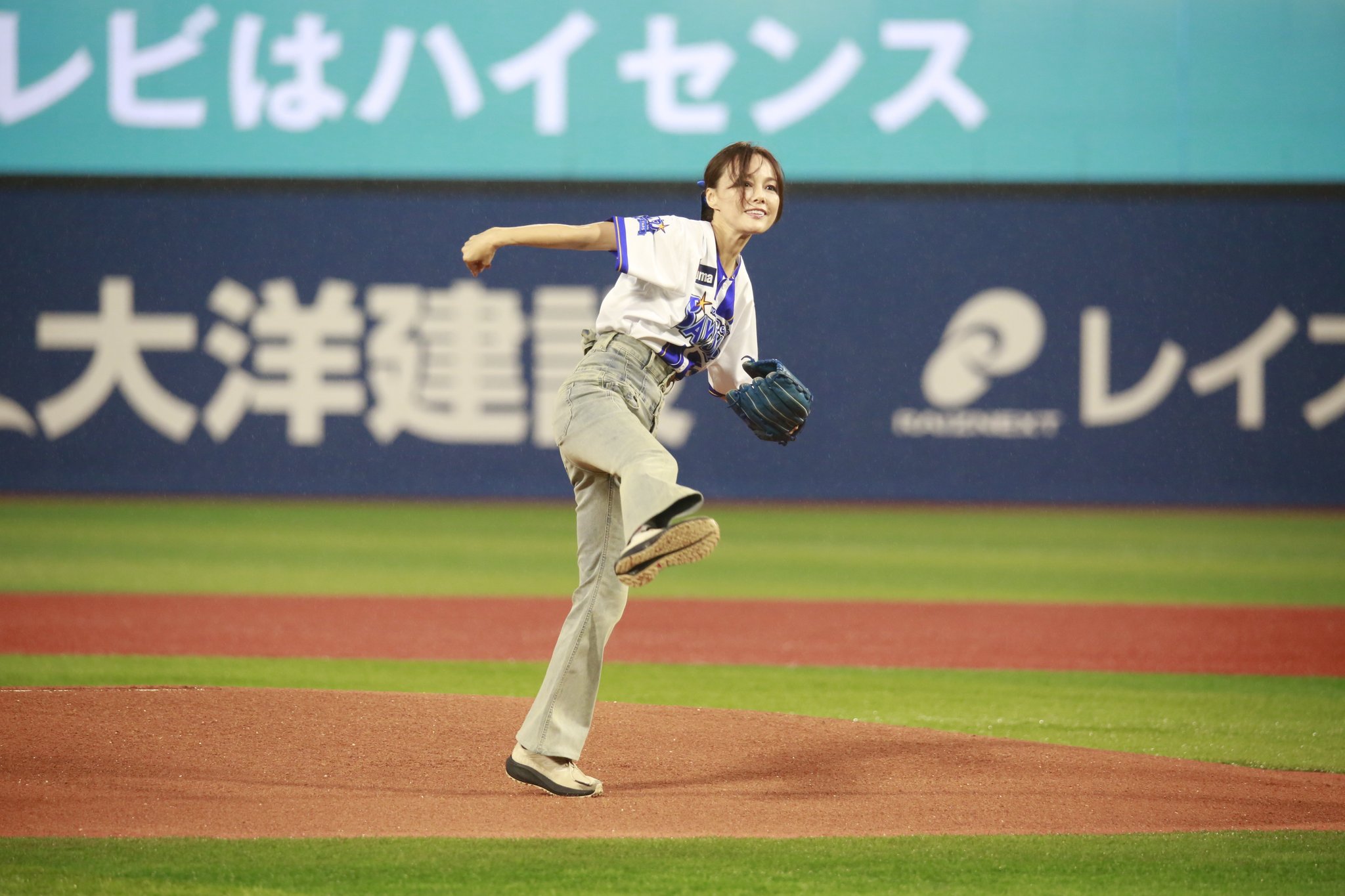 投球後にフォロースルーの姿勢を見せる相川七瀬さん