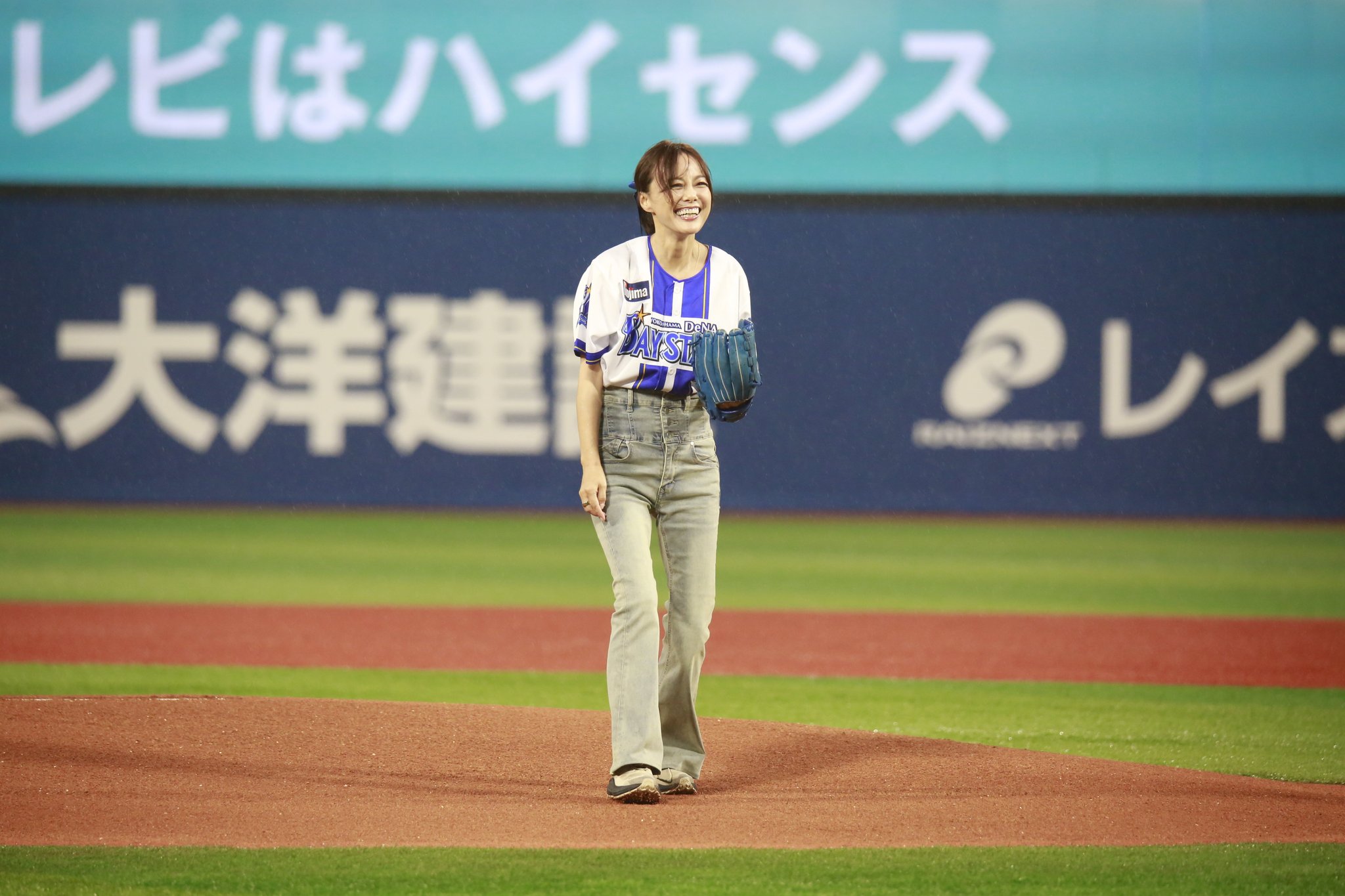 投球後に笑顔でマウンドを歩く相川七瀬さん