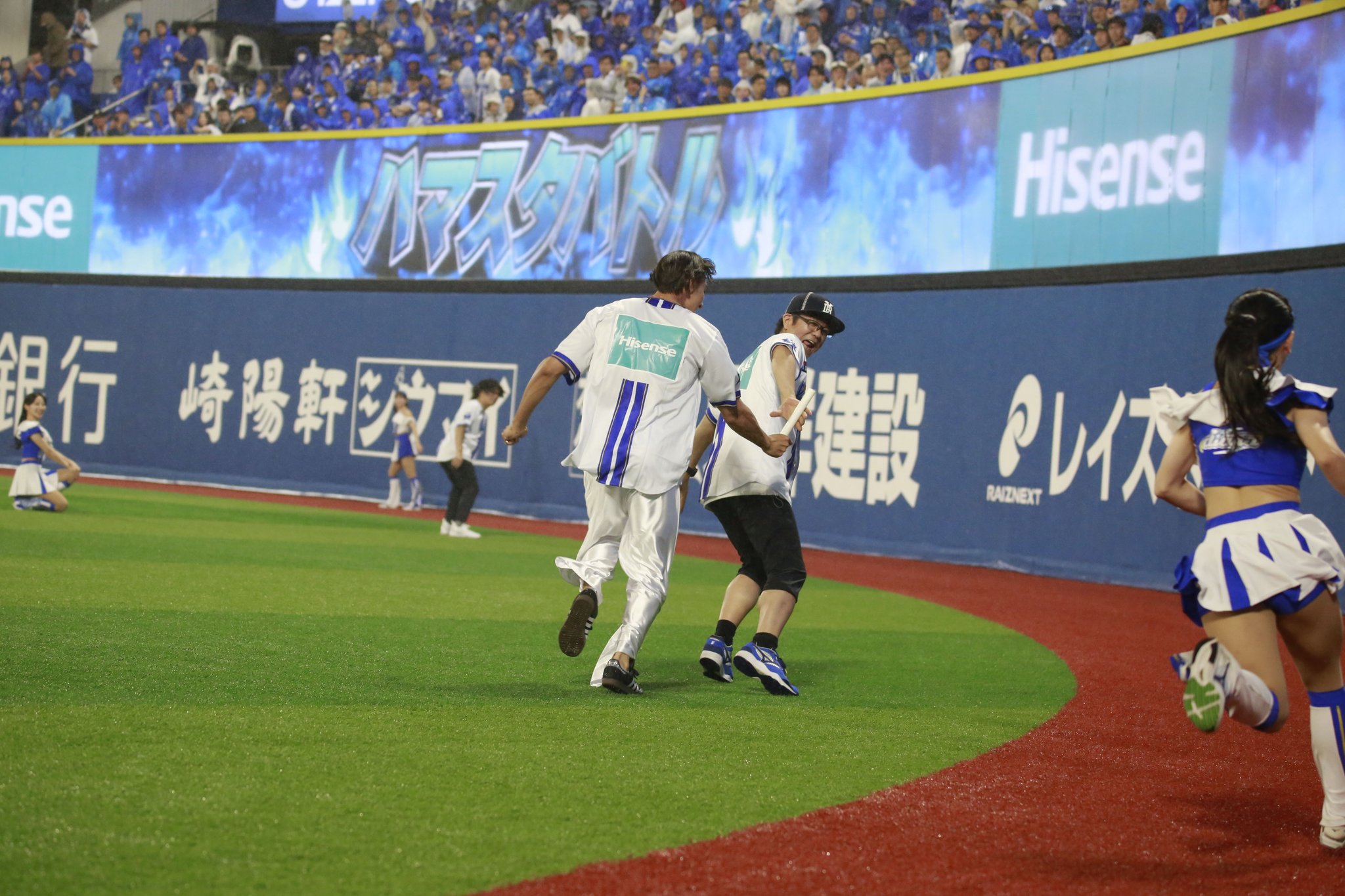 「Hisense ハマスタバトル」でバトンパスする選手たち