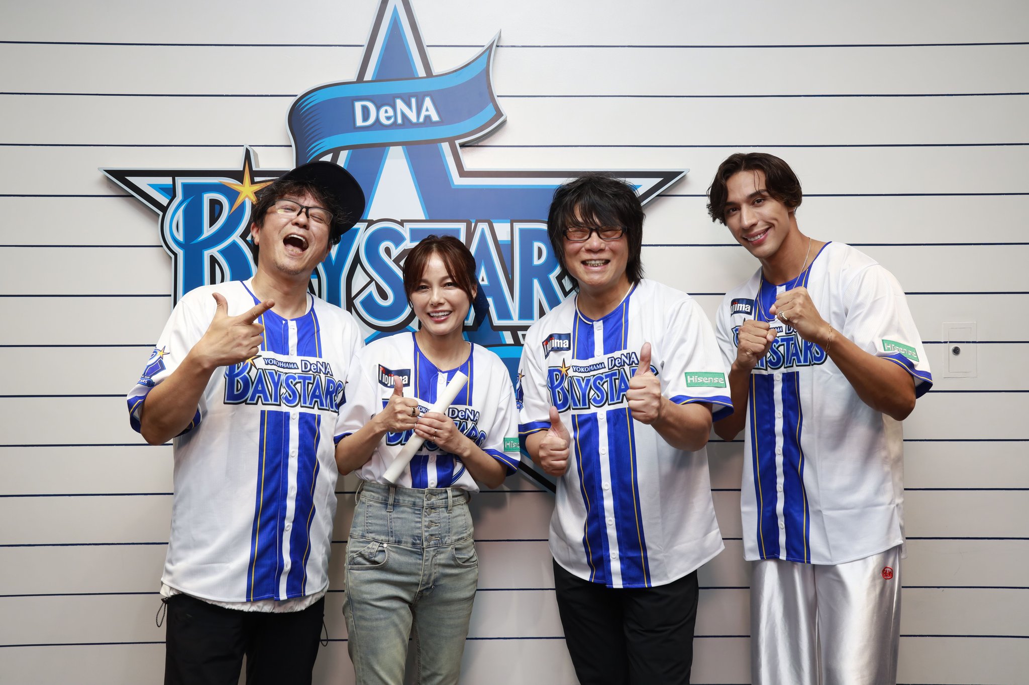 「DeNA BAYSTARS」ロゴ前に並ぶ“相川七瀬軍団”
