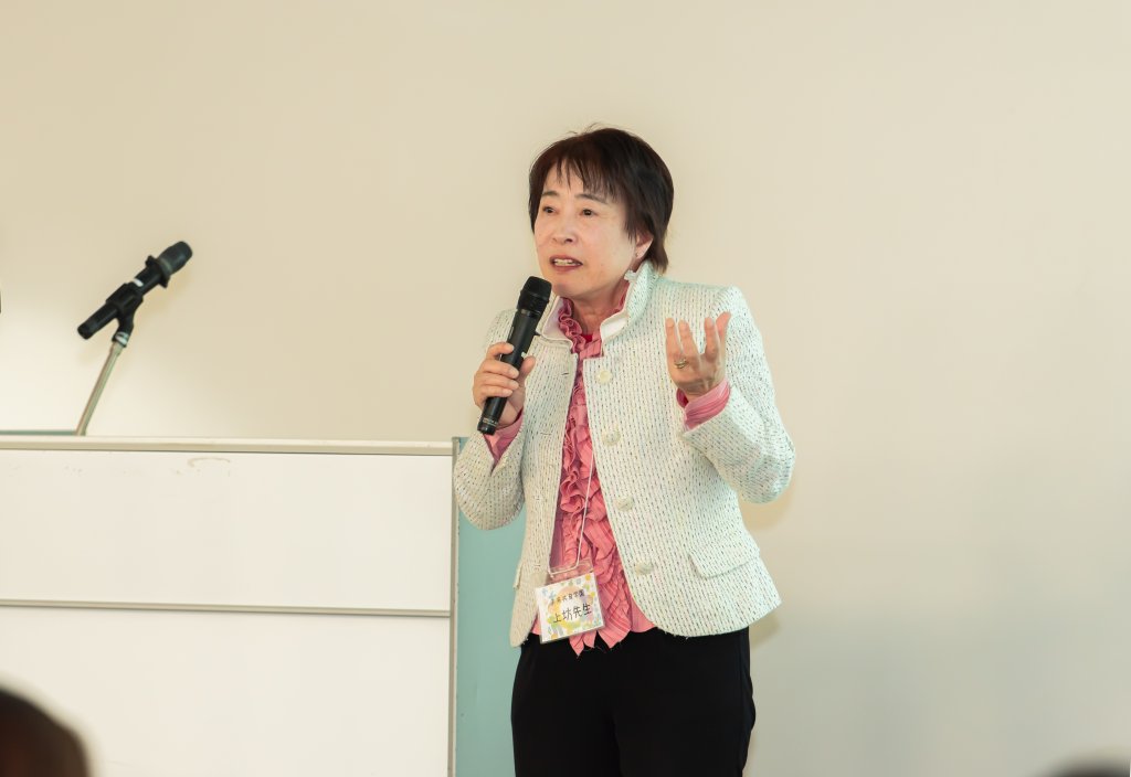 登壇者が講演で発言する様子