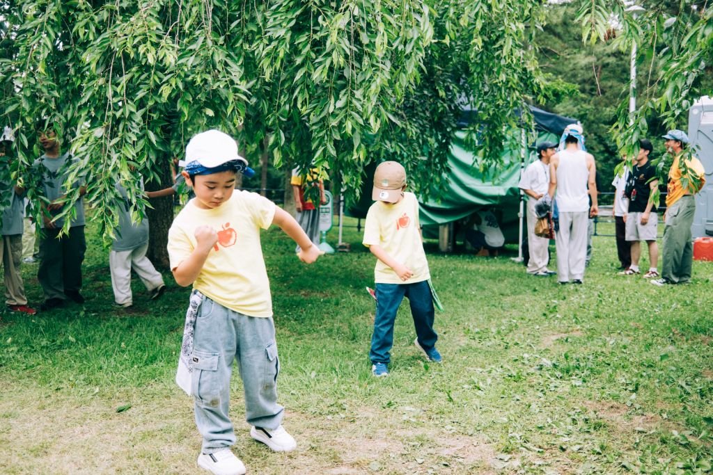 芝生の広場でダンスを楽しむ子どもたち