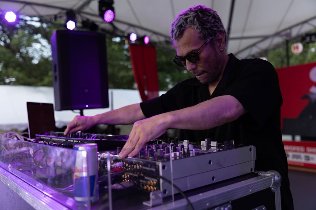 屋外ステージでプレイするDJ