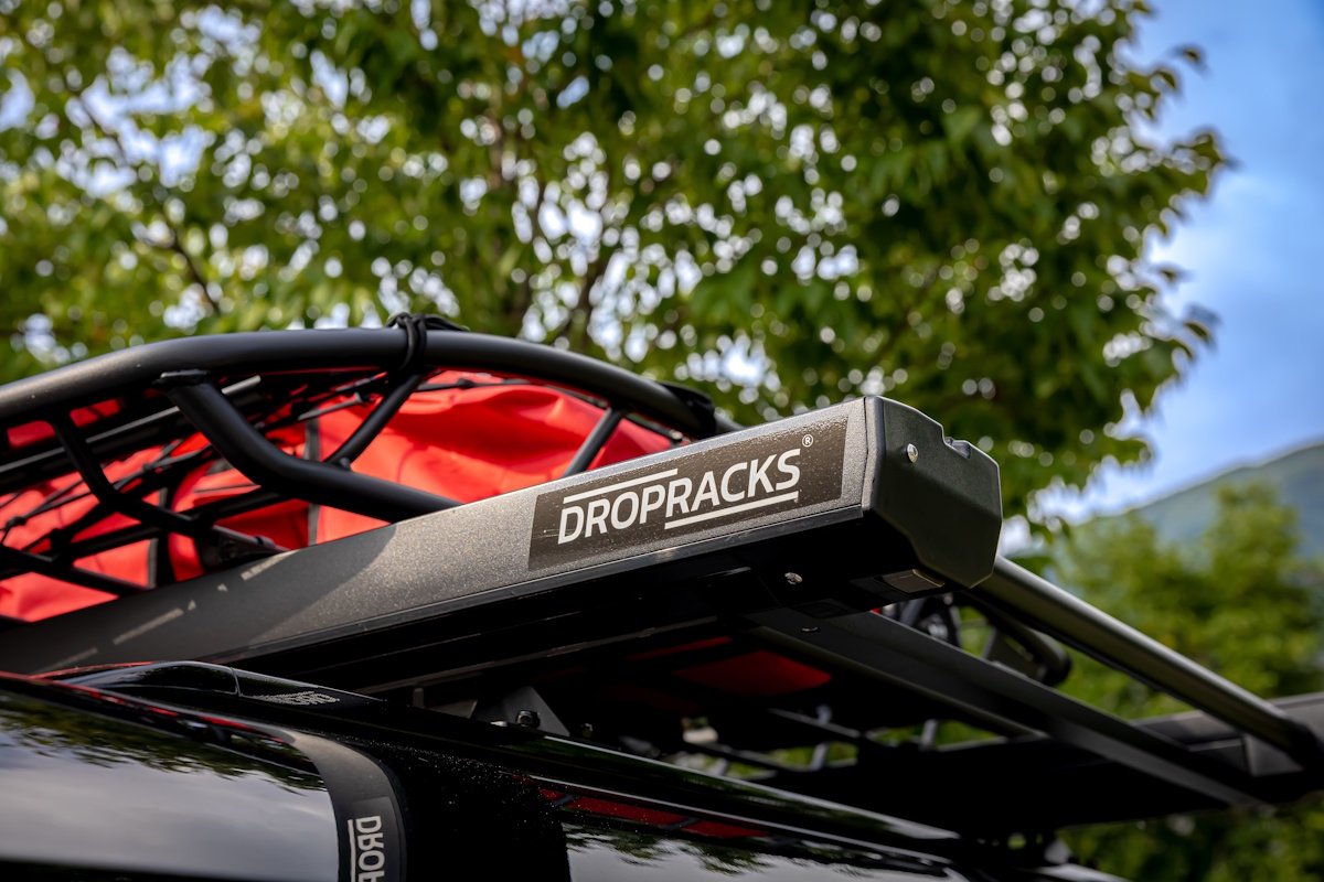 DROPRACKSのアーム部分に刻印されたロゴ