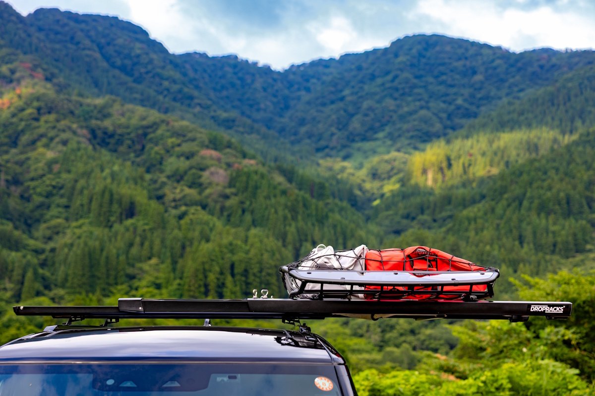 山道を走るDROPRACKS搭載車