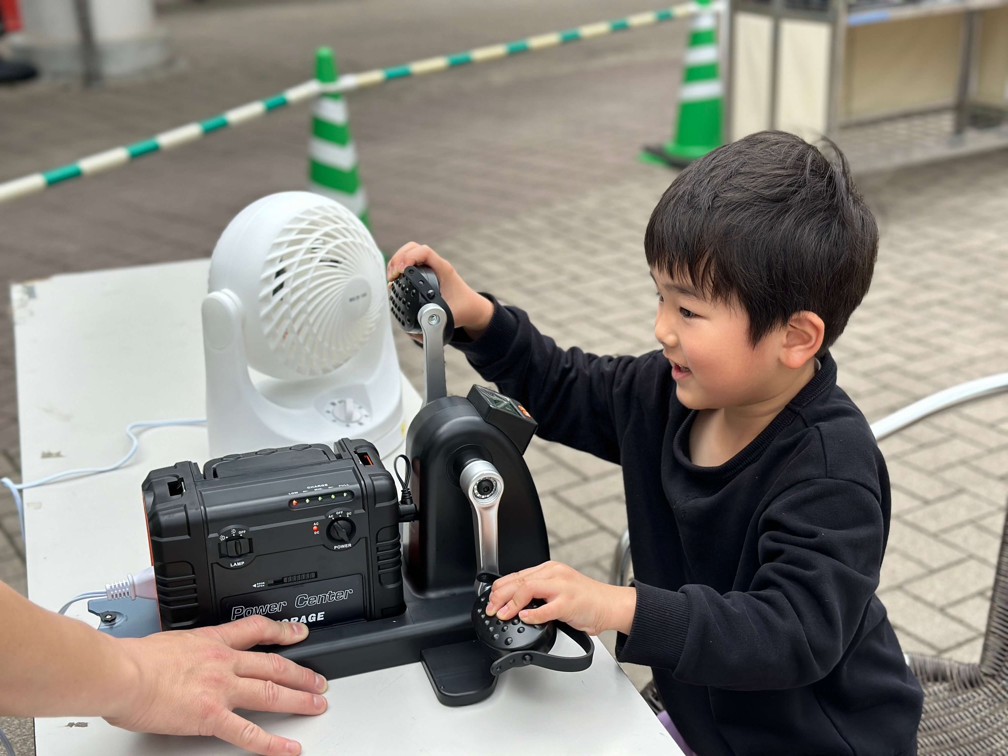 【手回し発電体験 イメージ画像】