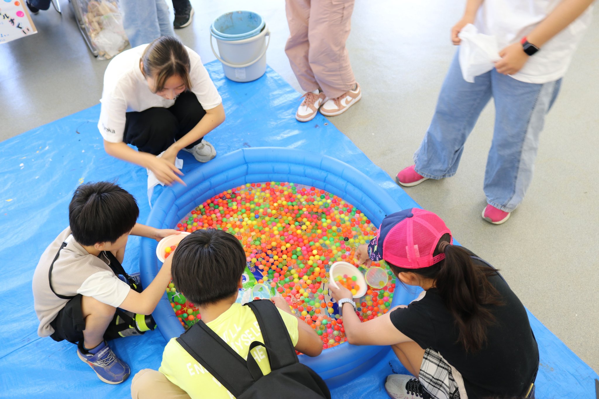 カラフルボールが入ったビニールプールでの子ども向け体験ブース