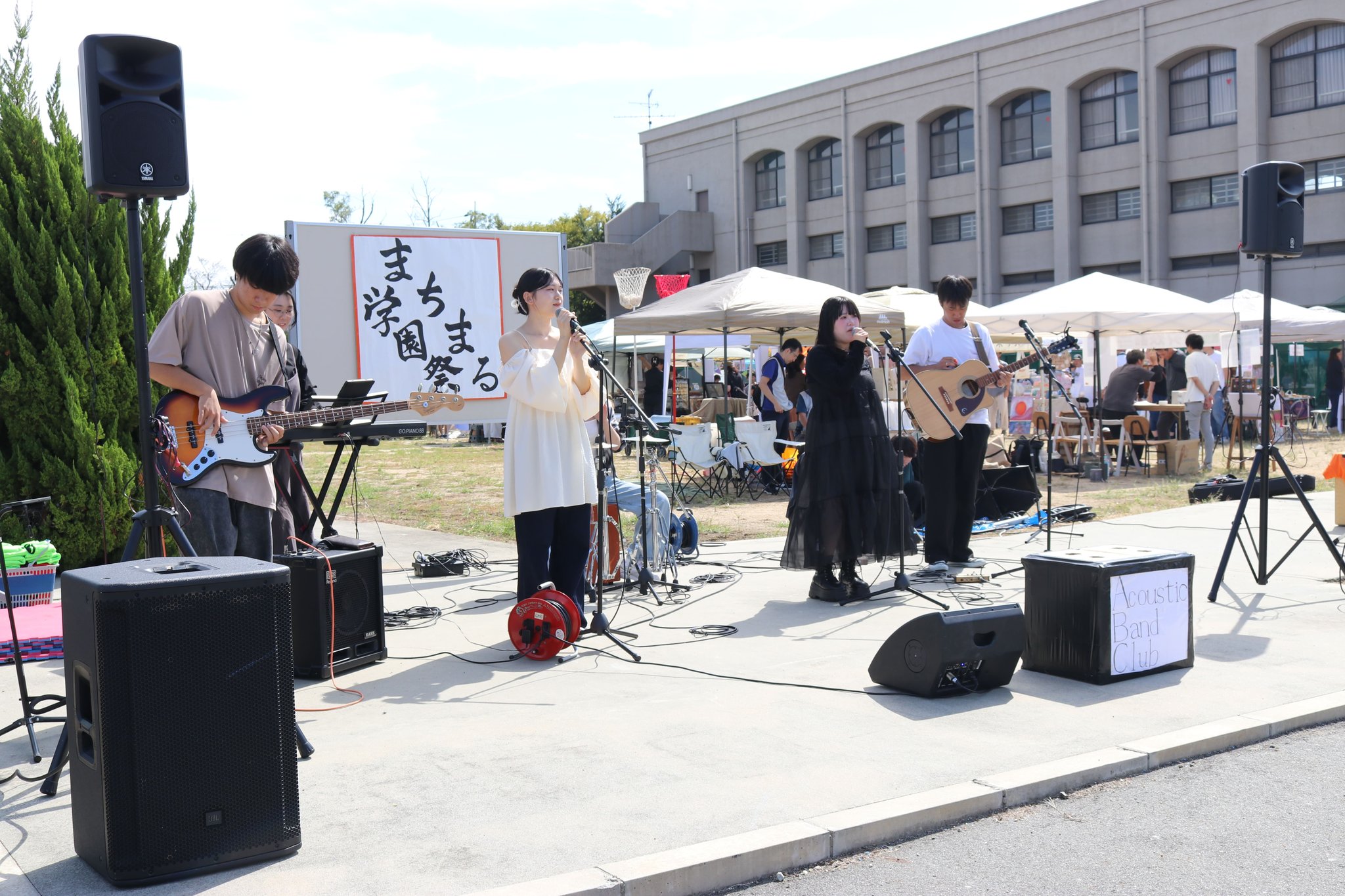 屋外ステージでのAcoustic Band Clubによる演奏