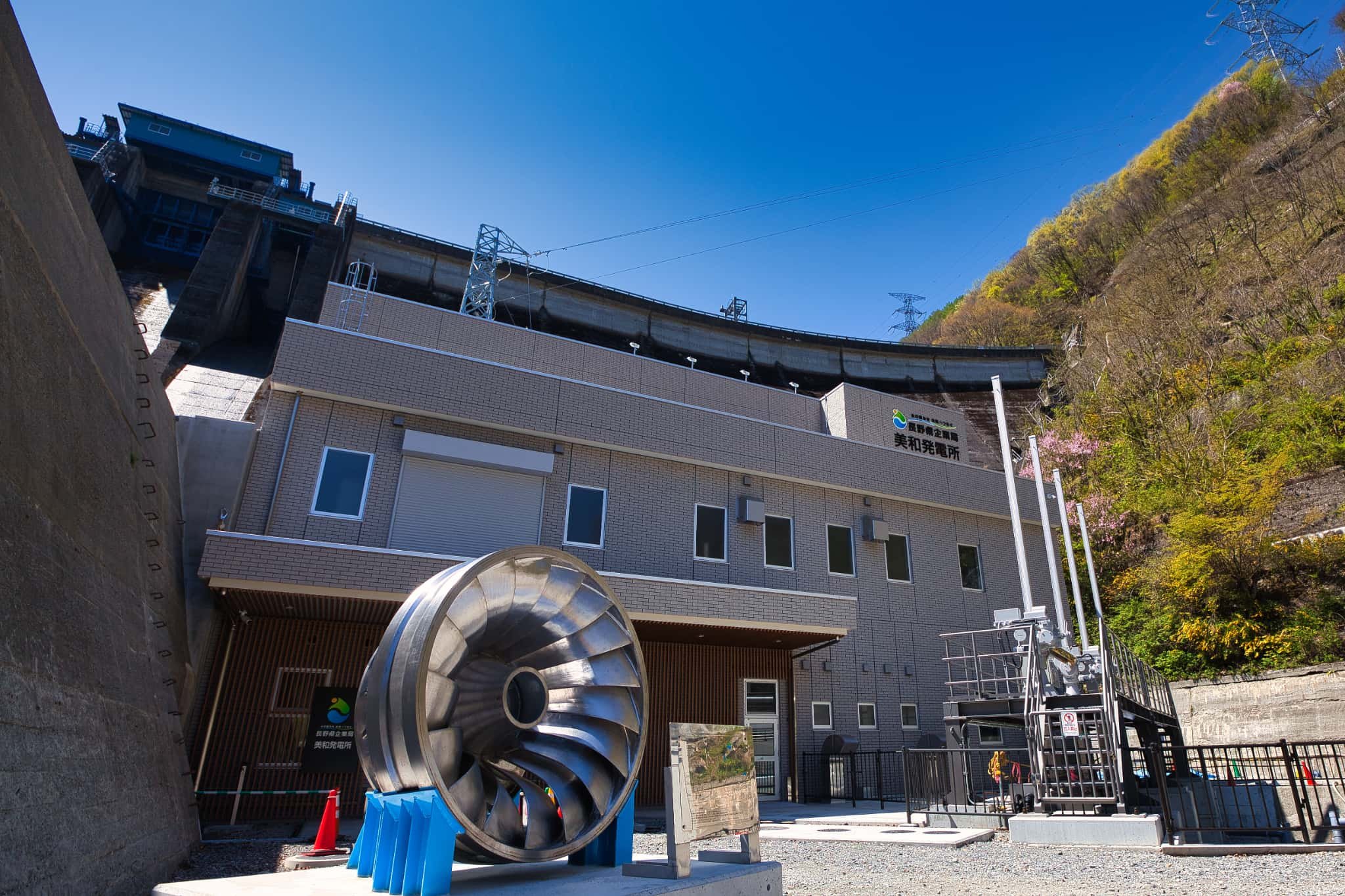 美和発電所と水車展示