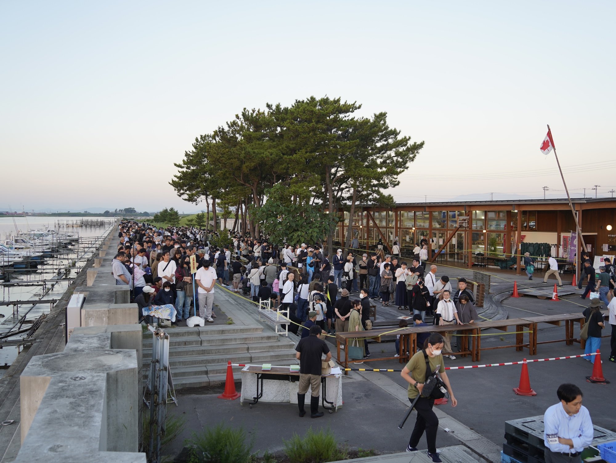 整理券配布は6時から 番号がアナウンスされるまでは場内をお楽しみください