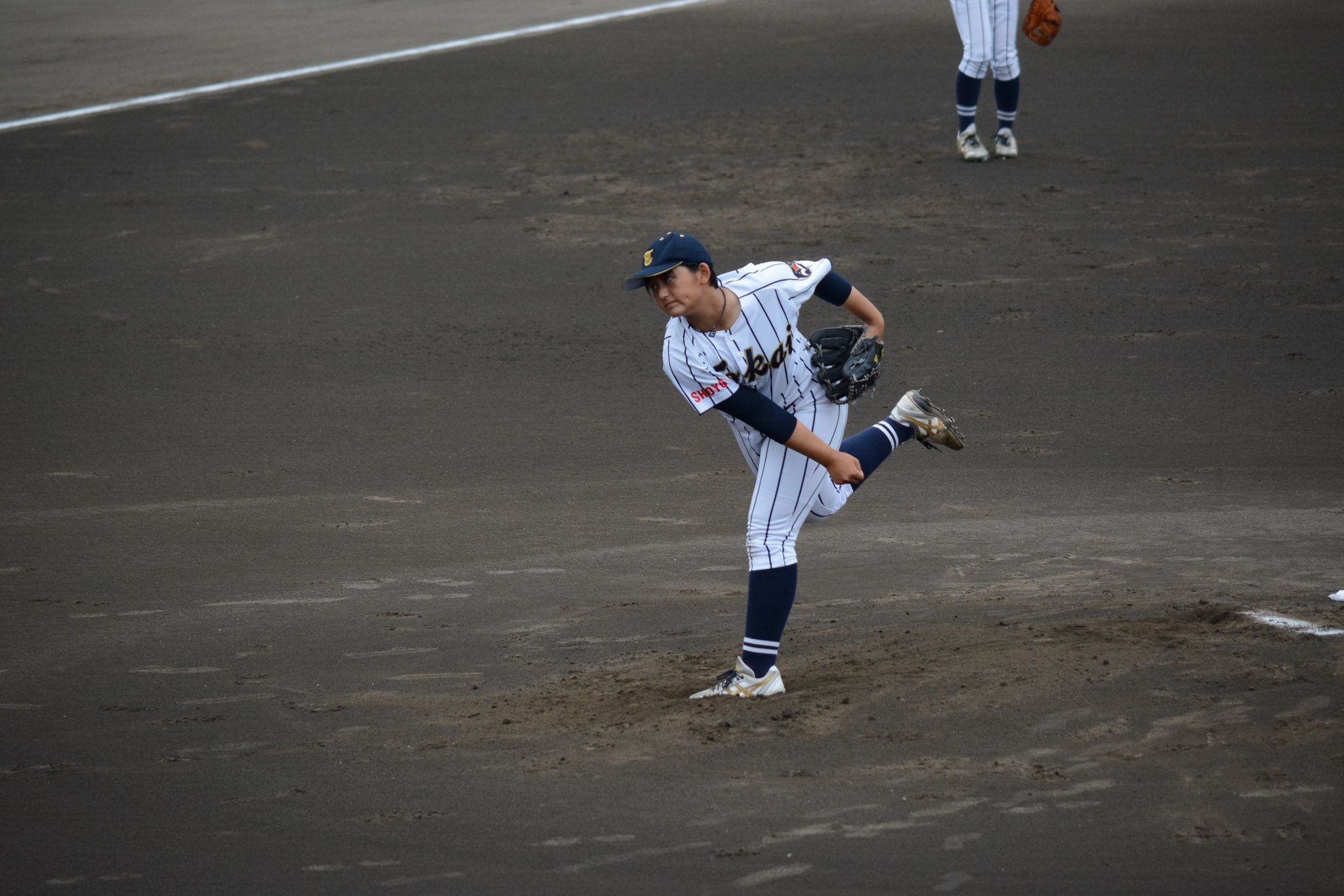 渾身の投球をする投手