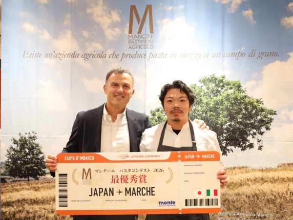 表彰式にて。マンチーニ社のマッシモ社長(左)「ALTER EGO」金子シェフ(右)