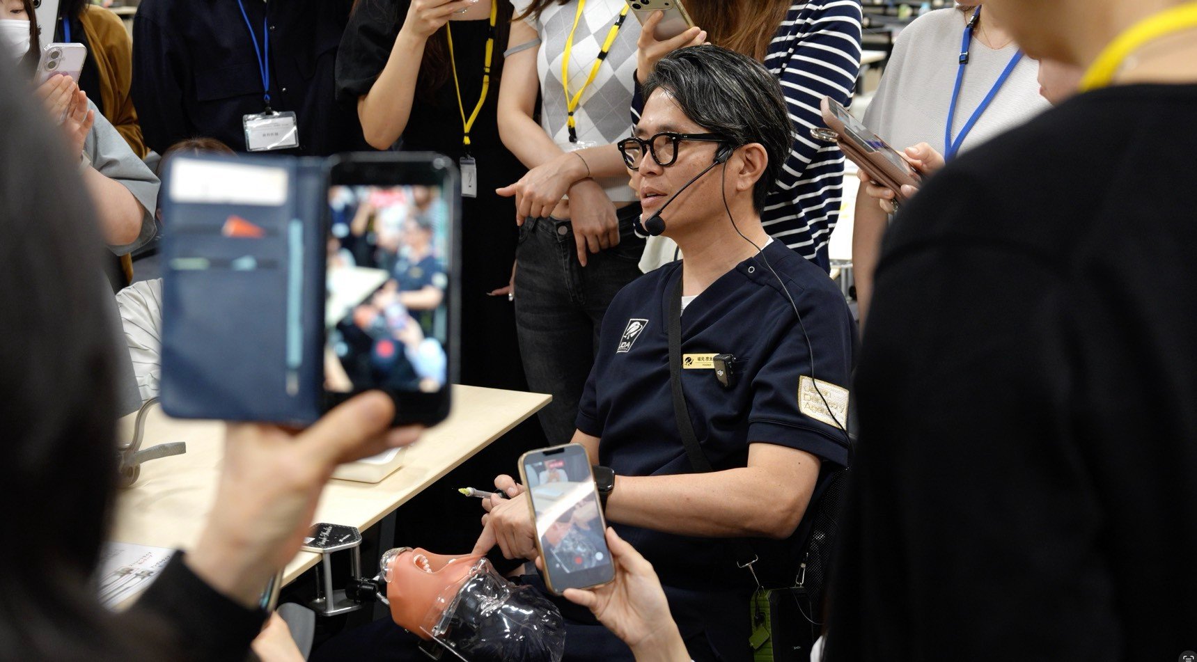 実演される麻酔手技を一心に見つめる受講生