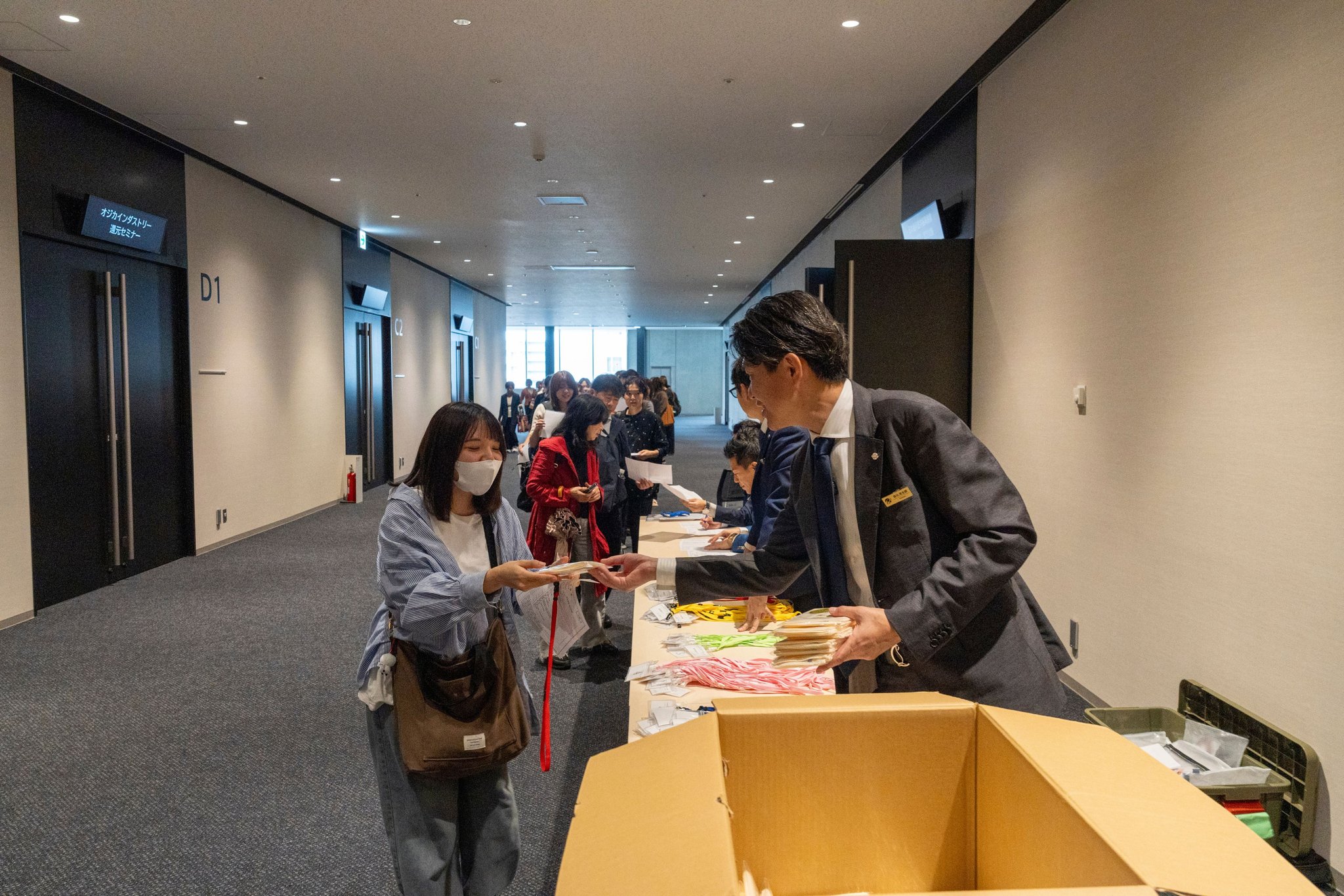 一人ひとりに想いを手渡す代表・坂元