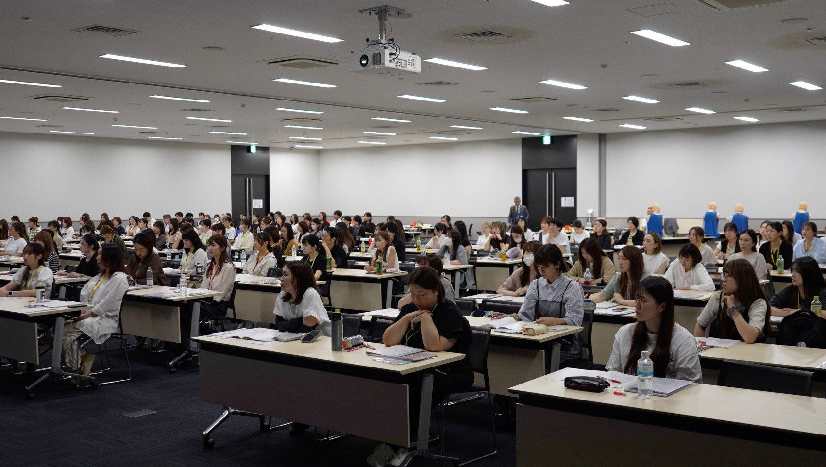 熱気あふれる会場と、受講生の真剣な眼差し