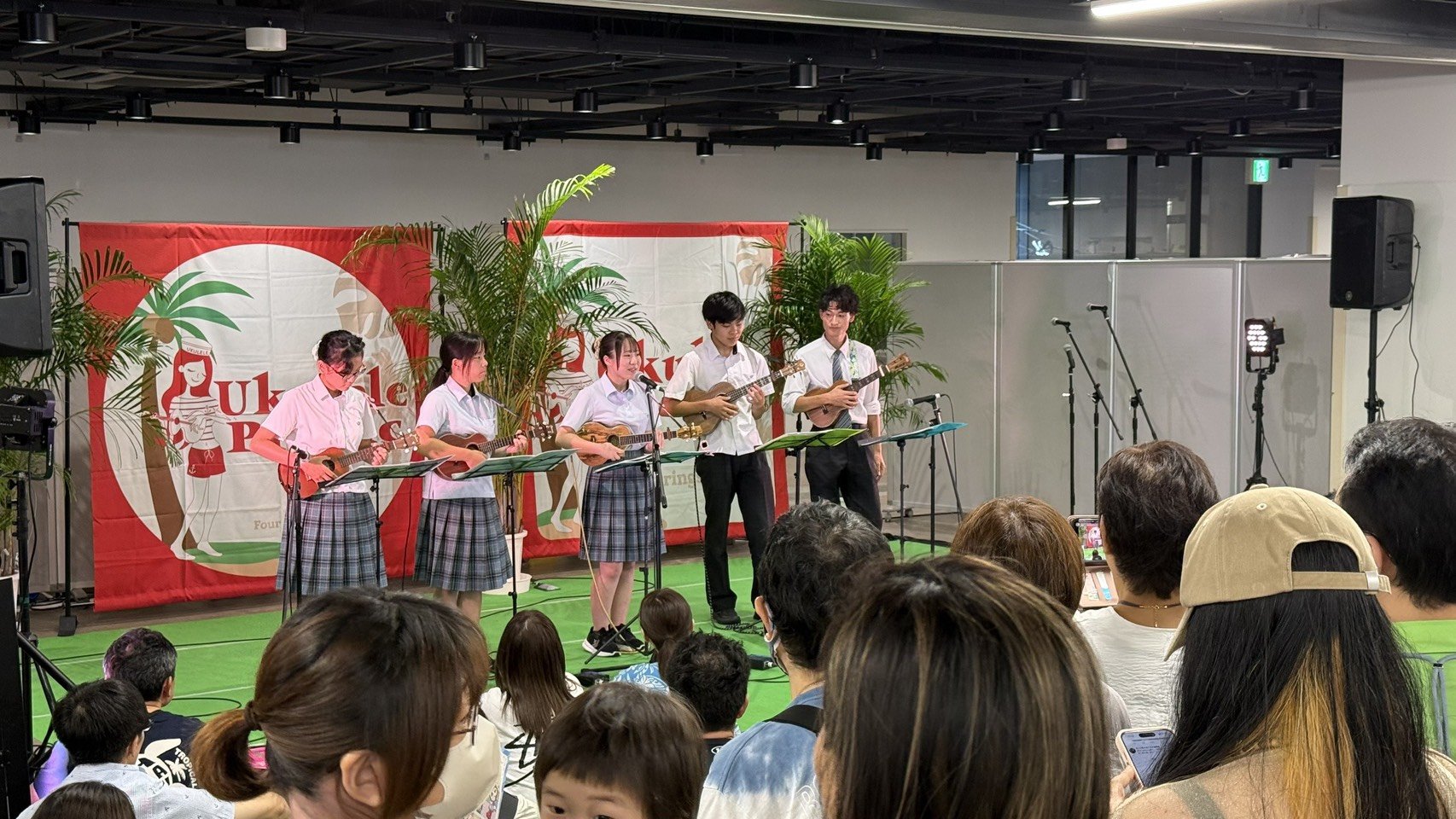 「ウクレレピクニック2026」に出演した誠恵高校ウクレレ部メンバー