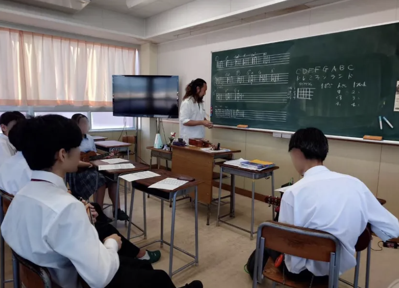 ウクレリストKahua(カフア)さんから指導を受けるウクレレ部のメンバー