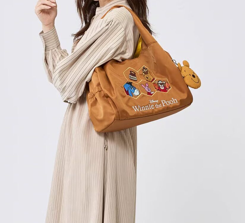 ダイカットポーチ付きバッグ「くまのプーさん/赤シャツフレンズ」 使用イメージ