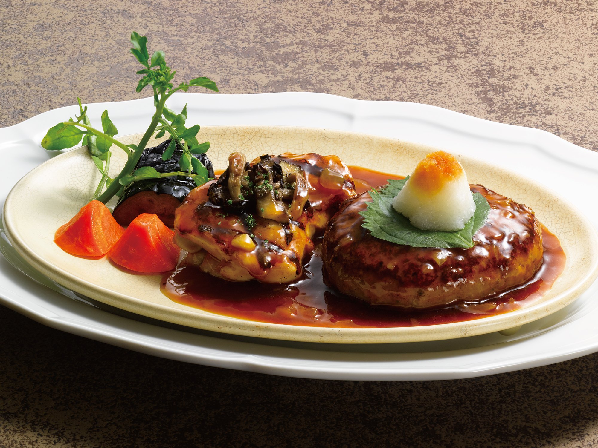 黒×黒ハンバーグとチキンのコンビネーショングリル 和風照り焼きソース