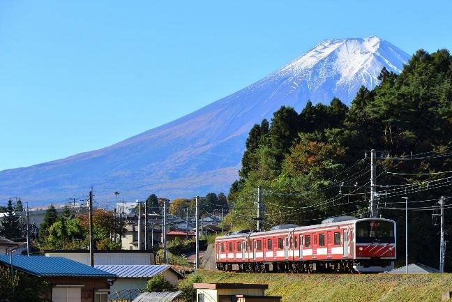 富士山を背景に走る赤白カラーの電車