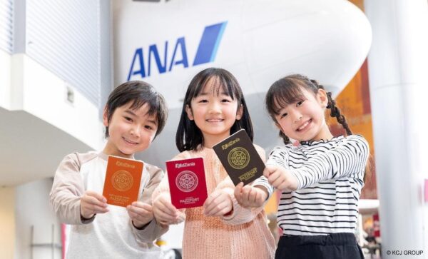 子どもたちが掲げるKidZania新パスポート「PaZZport」