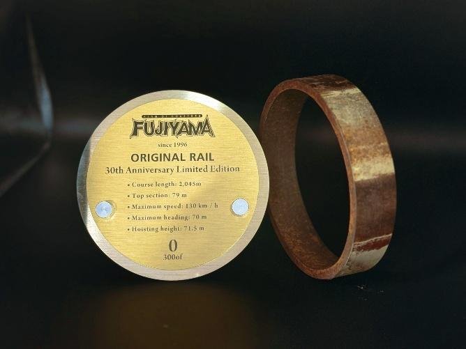 FUJIYAMA 30thメモリアルレールディスプレイ 絶叫界隈限定ゴールドモデルの証明書と実物レール