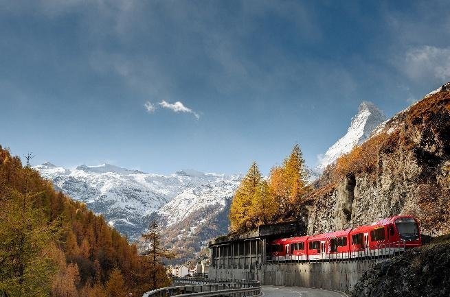 マッターホルンを背景に走るMGBの山岳鉄道