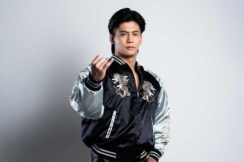ジャケット姿でポーズを決める男性