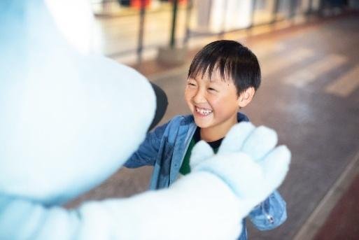 着ぐるみキャラクターと子どものハイタッチ